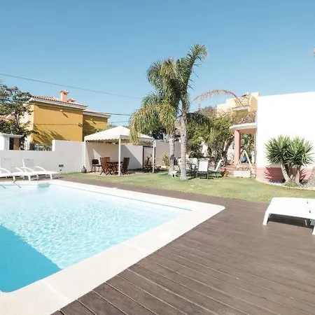 Nyaraló Sleeps 6 Pool Wifi